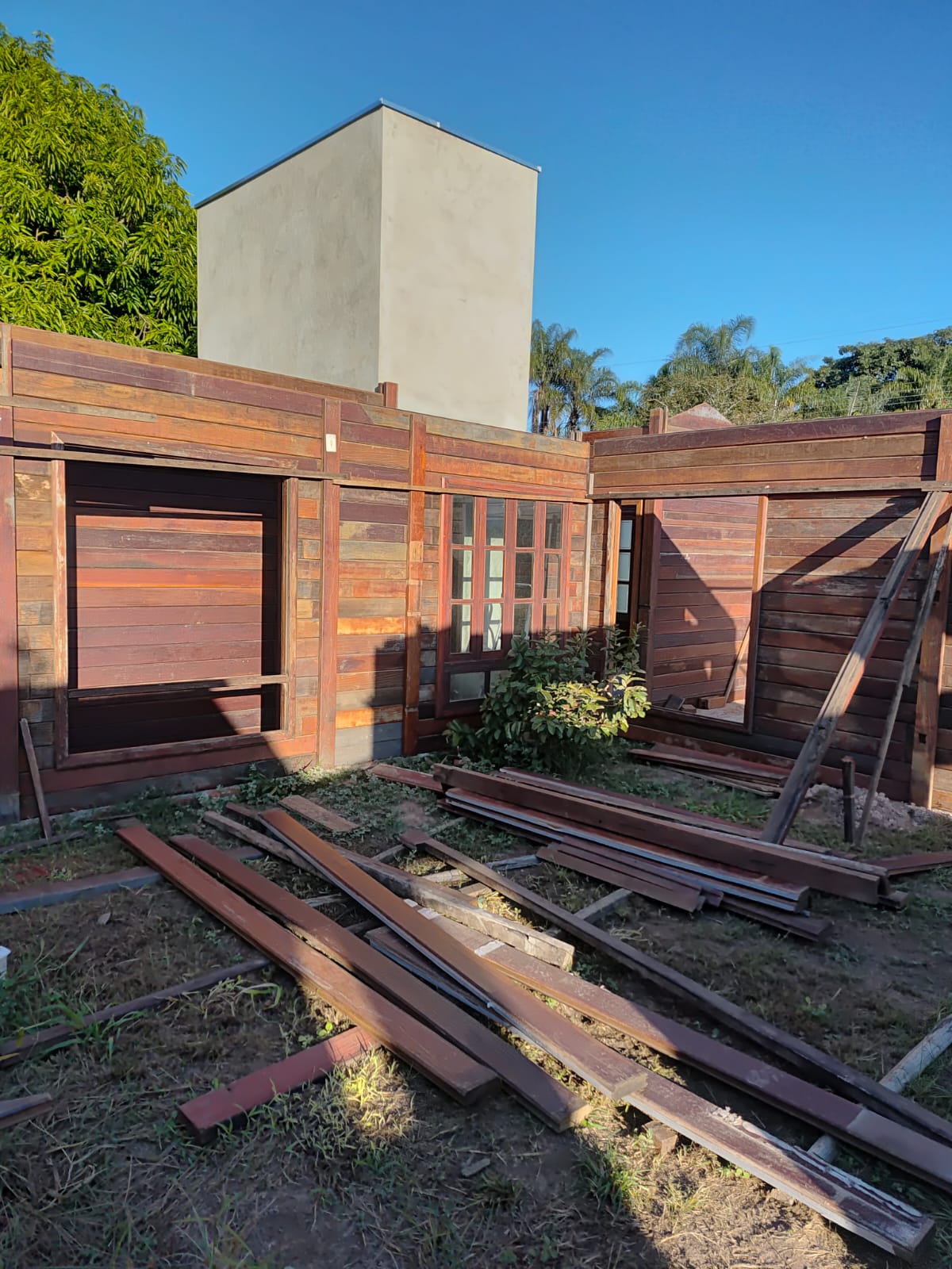 Madeiras empilhadas para construção