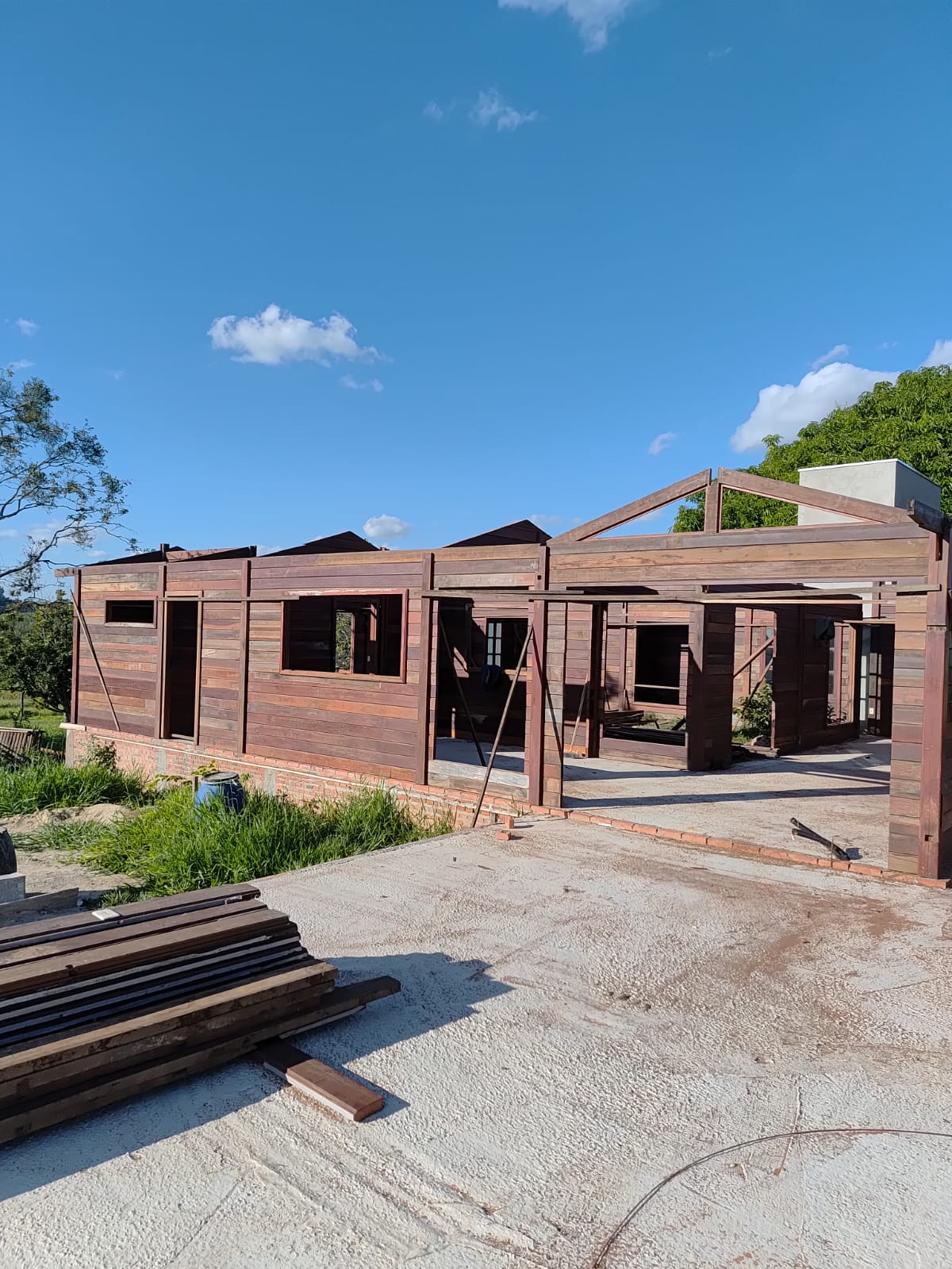 Estrutura de casa em montagem